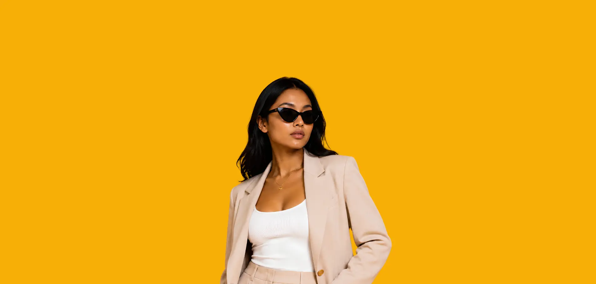 Model met zonnebril als tijdelijke stockafbeelding